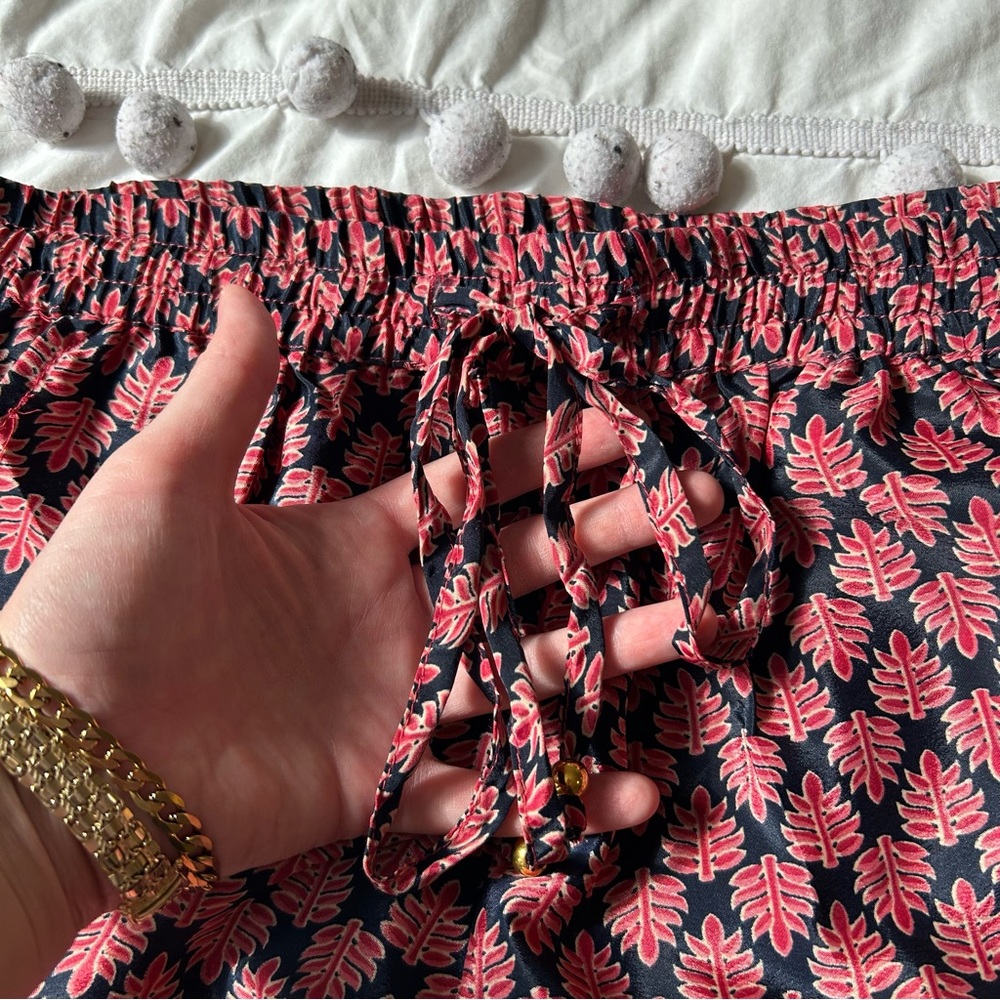 Pattern pull on shorts - Picture 2 of 4